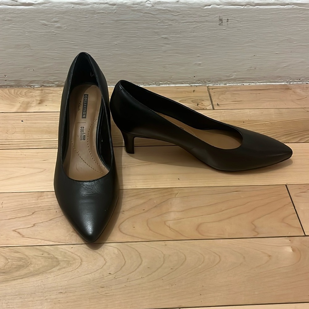 like new clarks black kitten heels
